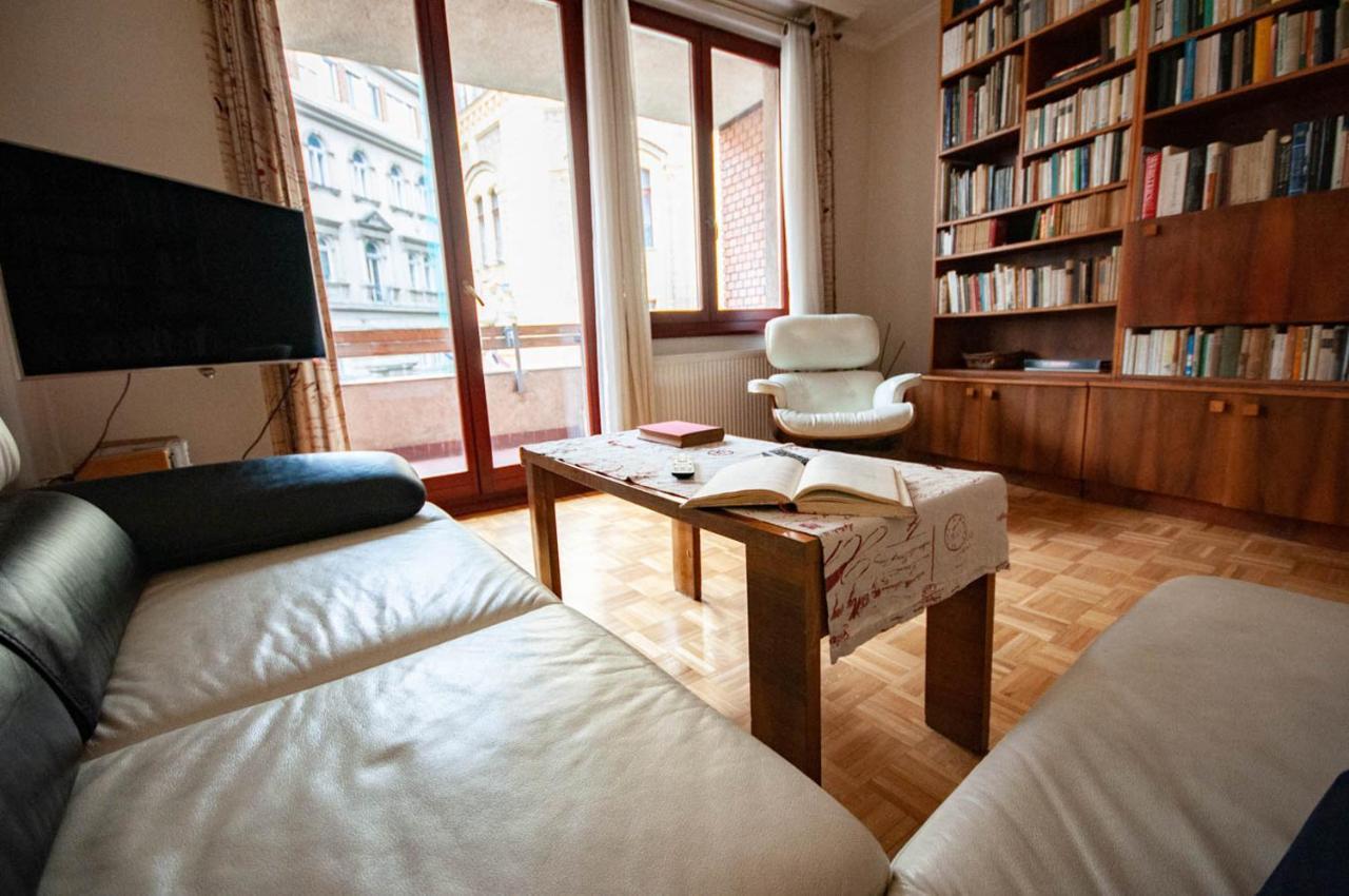 Castle Hillside Apartman *