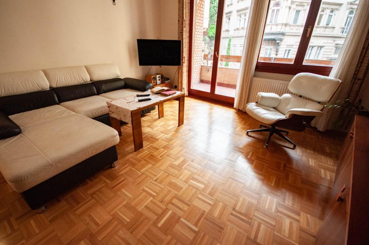 Castle Hillside Apartman *